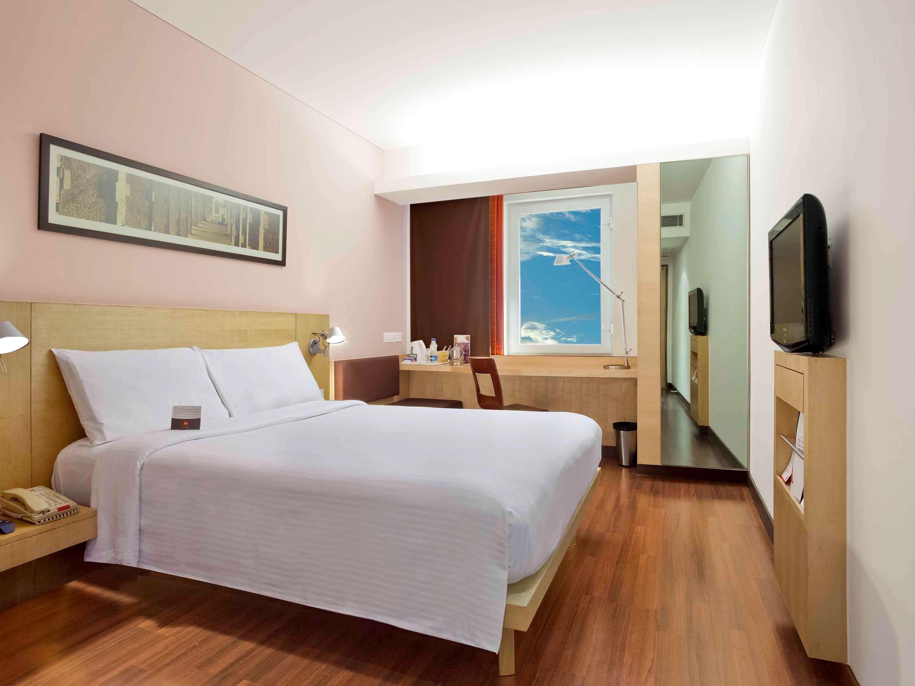 Ibis Gurgaon Golf Course Road - An Accor Brand Hotel Kültér fotó